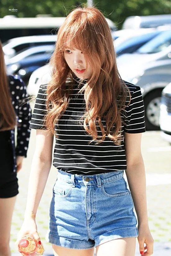 Khoe dáng cùng short jean kết hợp với những chiếc áo thun đơn giản