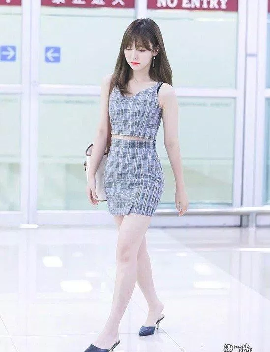 Một chút nữ tính khi diện chân váy cùng giày cao gót