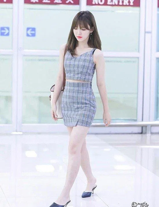 Một chút nữ tính khi diện chân váy cùng giày cao gót