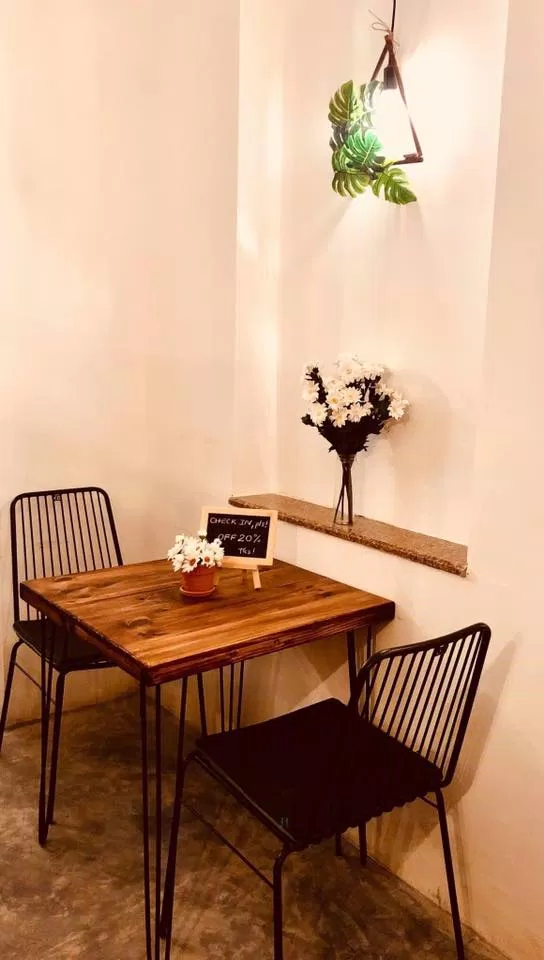 Tiệm cà phê Hiên cúc trắng