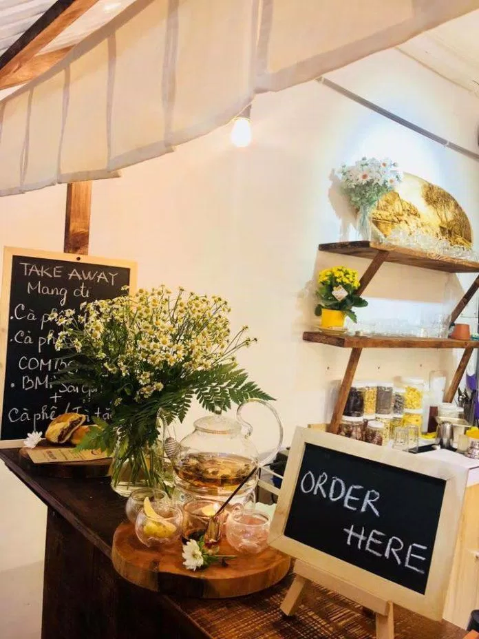 Tiệm cà phê Hiên cúc trắng