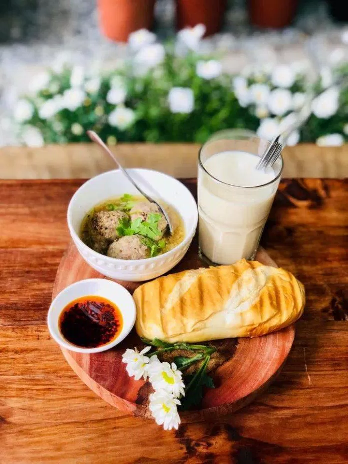 Tiệm cà phê Hiên cúc trắng