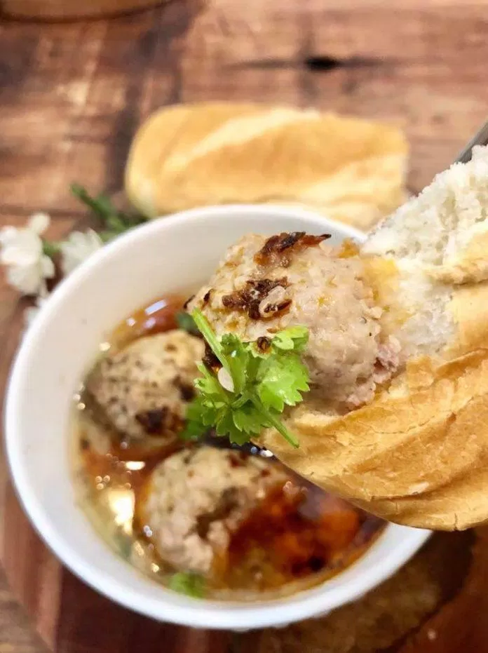 Tiệm cà phê Hiên cúc trắng