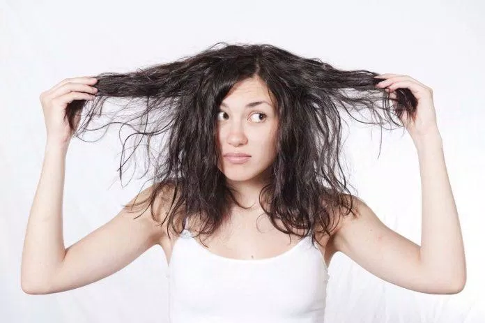 Tóc bết sẽ gây mùi hôi và mất thiện cảm cho những người xung quanh. (Nguồn: internet).