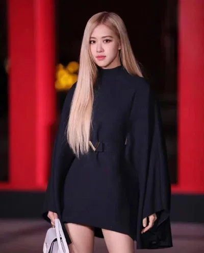 Thần thái sang chảnh cùng khí chất ngút ngàn của thiên thần BLACKPINK valentino rose