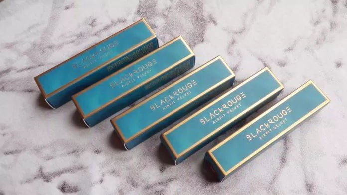 Vỏ hộp giấy của son với lớp màu xanh thẫm, được trang trí thêm những ngôi sao nhỏ xinh để phù hợp cho concept lần này của bộ sưu tập