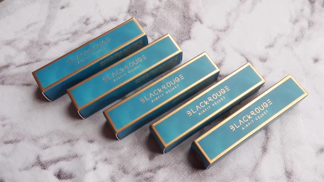 Vỏ hộp giấy của son với lớp màu xanh thẫm, được trang trí thêm những ngôi sao nhỏ xinh để phù hợp cho concept lần này của bộ sưu tập