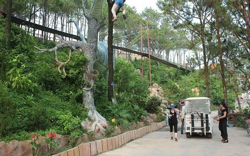 Xe điện giúp du khách di chuyển dễ dàng để tham quan Xe điện giúp du khách di chuyển dễ dàng để tham quan (nguồn: BlogAnChoi)