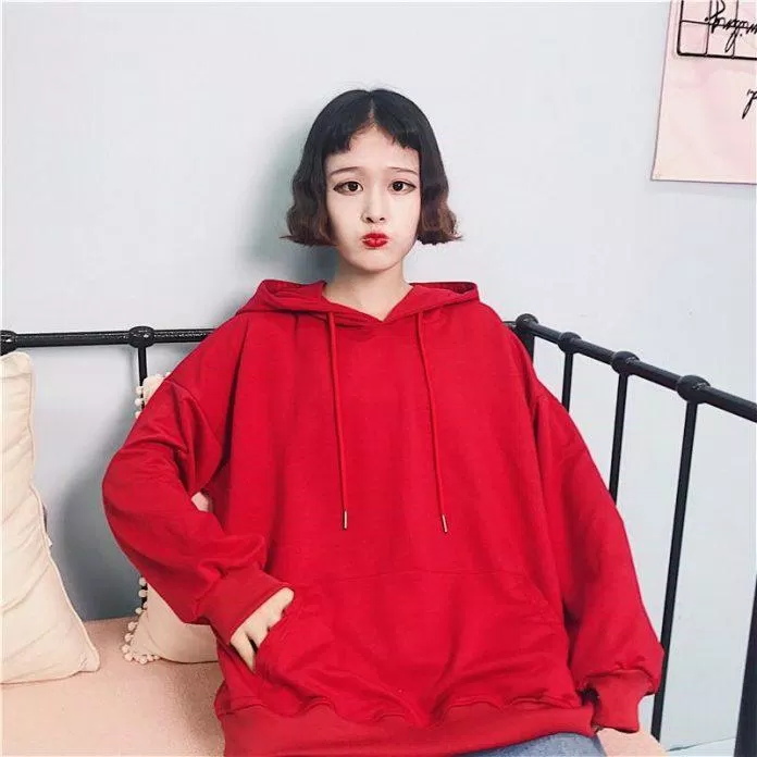 Áo hoodie màu đỏ là gợi ý hàng đầu cho mùa Giáng sinh. (Nguồn: Internet)