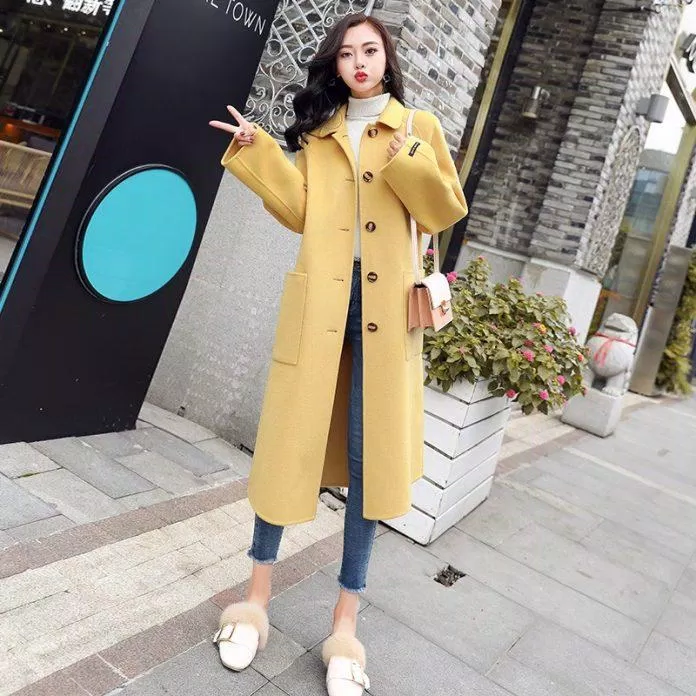 Áo khoác dạ dáng dài không có họa tiết phù hợp với phong cách dịu dàng, thanh lịch. (Nguồn: Internet)