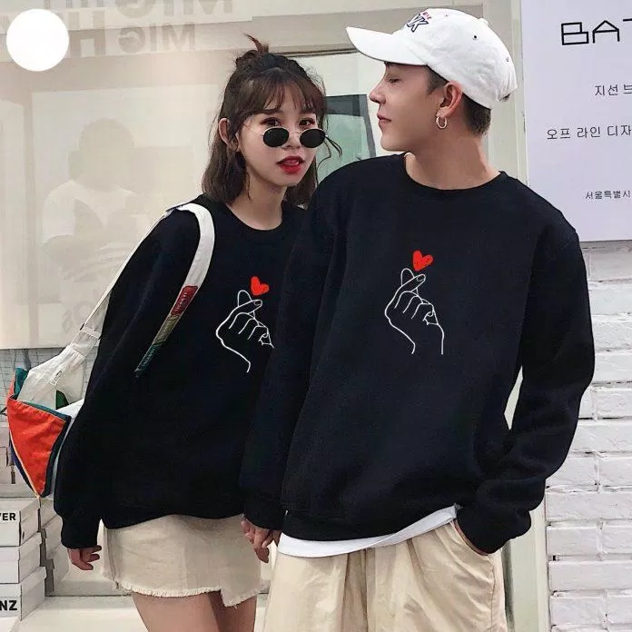 Áo sweater là gợi ý không tồi cho cặp đôi. (Nguồn: Internet)