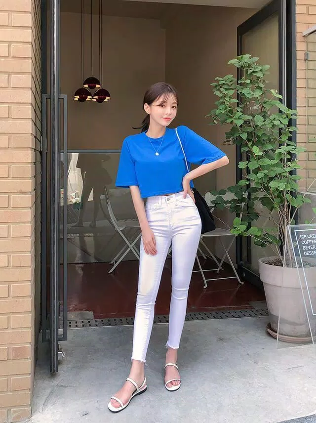Một chiếc áo phông xanh kết hợp cùng jeans trắng. (Nguồn: Internet)