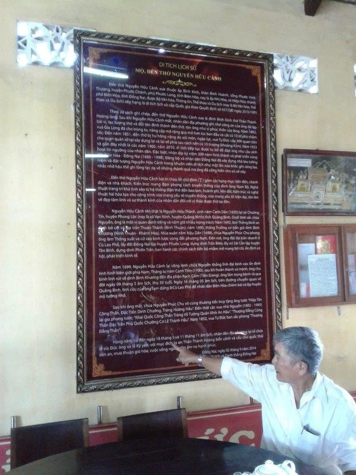 Phía bên phải là nơi chứa đựng các danh sách của những người đóng góp xây dựng đền, hình ảnh của ngôi đền và những năm trùng tu của ngôi đền. (nguồn: Internet)