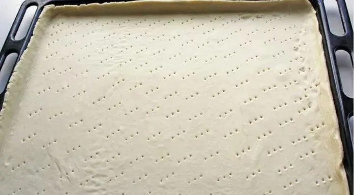 Dùng dĩa châm đều lên bột bánh bột bánh
