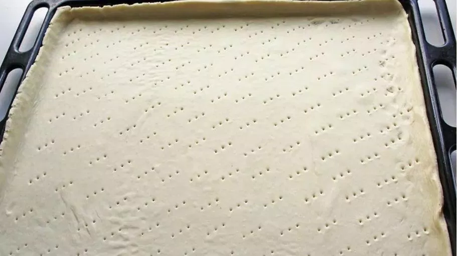 Dùng dĩa châm đều lên bột bánh bột bánh