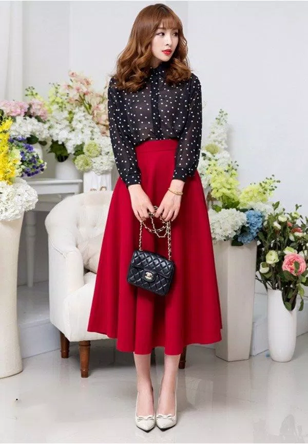 Bạn có thể phối đồ cùng những chiếc váy đỏ . (Nguồn: Internet)