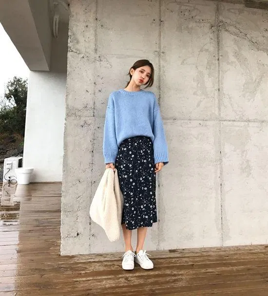 Chân váy mặc cùng những chiếc áo len mỏng. (Nguồn: Internet)