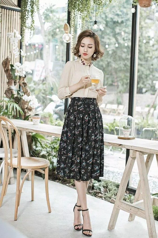 Chân váy kết hợp cùng áo sơ mi kiểu, (Nguồn: Internet)
