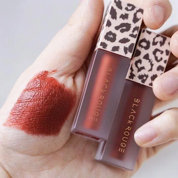 Black Rouge Wild Cat Air Fit Velvet Mini Kit lên môi cực kì chuẩn màu. (nguồn: Internet)