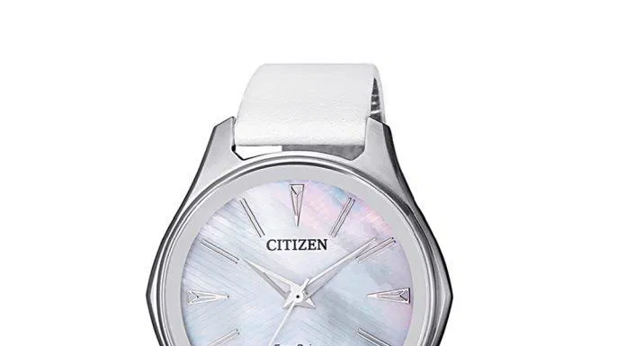 Citizen EM 0597 - 12D với vẻ đẹp hiện đại kết hợp với danh da màu trắng thanh lịch. (Nguồn: internet).