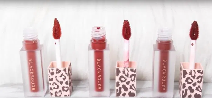 Cọ son giúp bạn dễ dàng điều tiết lượng son và kẻ viền môi. (nguồn: Internet)