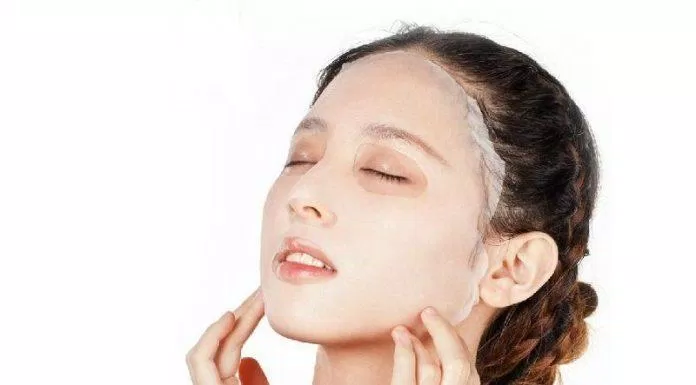 Các bạn nên đắp mặt nạ giấy 2 lần một tuần để cung cấp độ ẩm cho da nha. (nguồn ảnh: internet.)