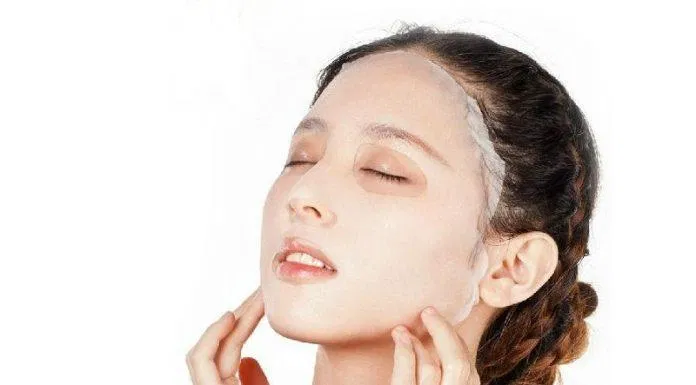 Các bạn nên đắp mặt nạ giấy 2 lần một tuần để cung cấp độ ẩm cho da nha. (nguồn ảnh: internet.) Các bạn nên đắp mặt nạ giấy 2 lần một tuần để cung cấp độ ẩm cho da nha. (nguồn ảnh: internet.)