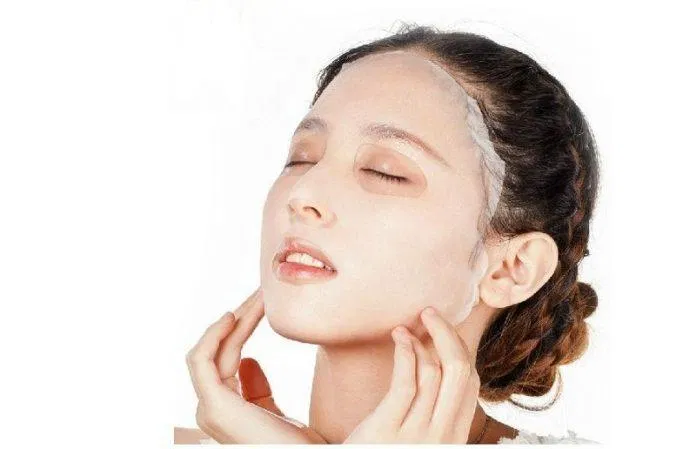Các bạn nên đắp mặt nạ giấy 2 lần một tuần để cung cấp độ ẩm cho da nha. (nguồn ảnh: internet.) Các bạn nên đắp mặt nạ giấy 2 lần một tuần để cung cấp độ ẩm cho da nha. (nguồn ảnh: internet.)