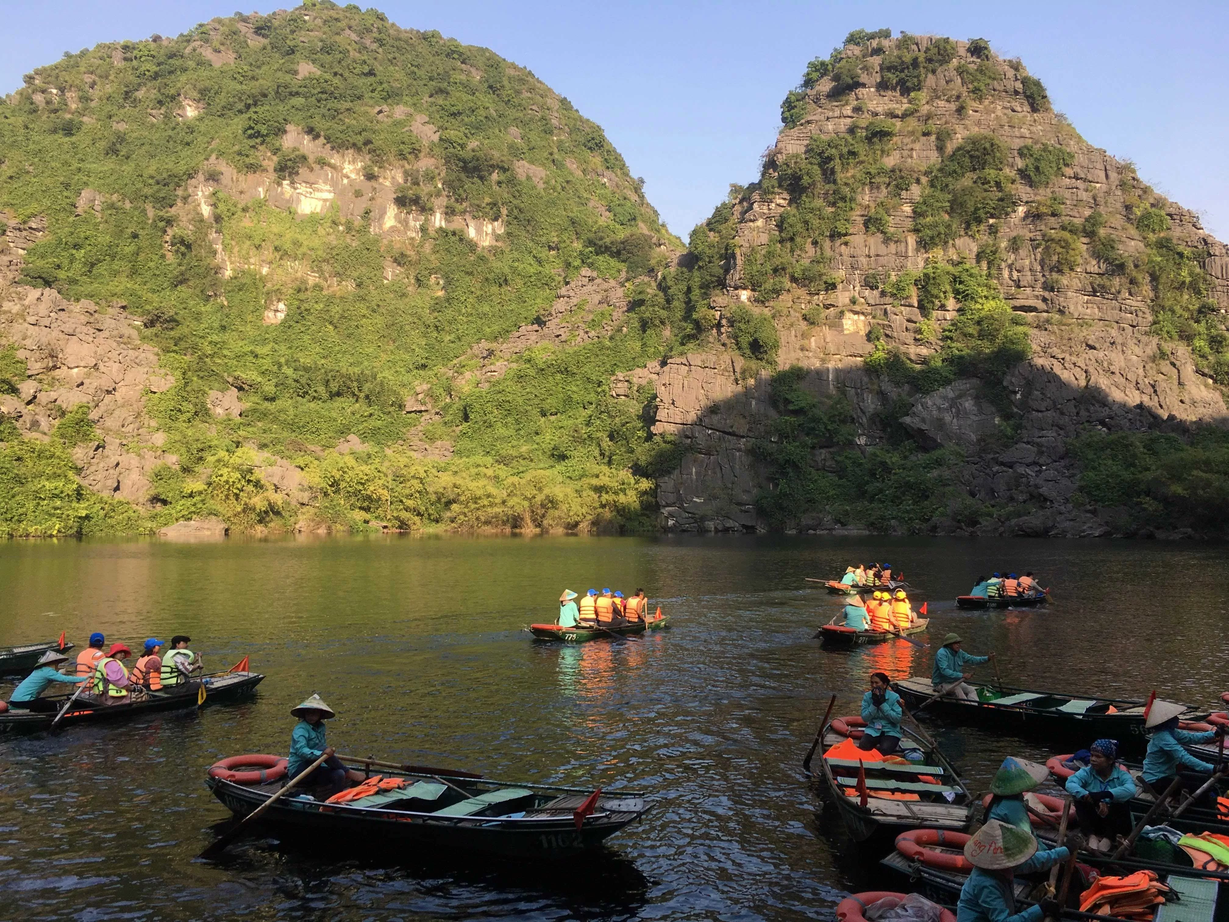 Hình ảnh các du khách tham quan Tràng An