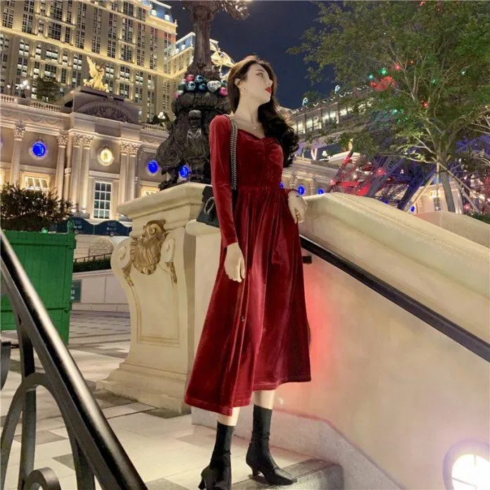 Váy nhung đỏ dáng dài phối cùng boot đen ấm áp mà vẫn sang chảnh. (nguồn ảnh: internet.) Váy nhung đỏ dáng dài phối cùng boot đen ấm áp mà vẫn sang chảnh. (nguồn ảnh: internet.)