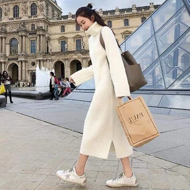 Bạn có thể lưu tâm váy len liền trắng dáng thụng cá tính, ấm áp cùng một chút phụ kiện nữa nha. (nguồn ảnh: internet.) Bạn có thể lưu tâm váy len liền trắng dáng thụng cá tính, ấm áp cùng một chút phụ kiện nữa nha. (nguồn ảnh: internet.)