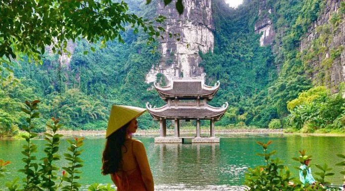 Hành Cung Vũ Lâm là nơi mà du khách không thể bỏ qua khi đến với Tràng An
