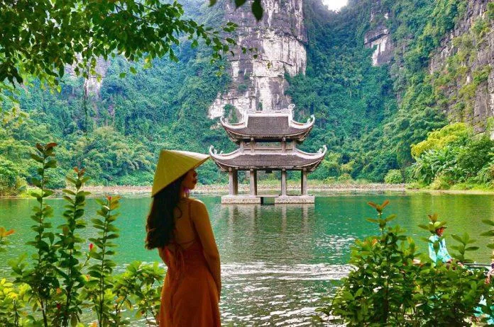 Hành Cung Vũ Lâm là nơi mà du khách không thể bỏ qua khi đến với Tràng An