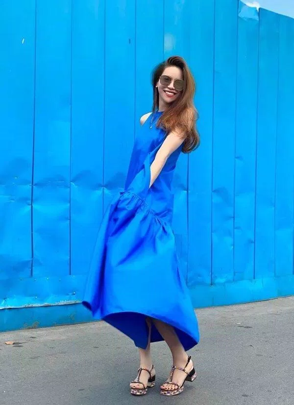 Hồ Ngọc Hà trẻ trung với váy liền thân xanh. (Nguồn: Internet)