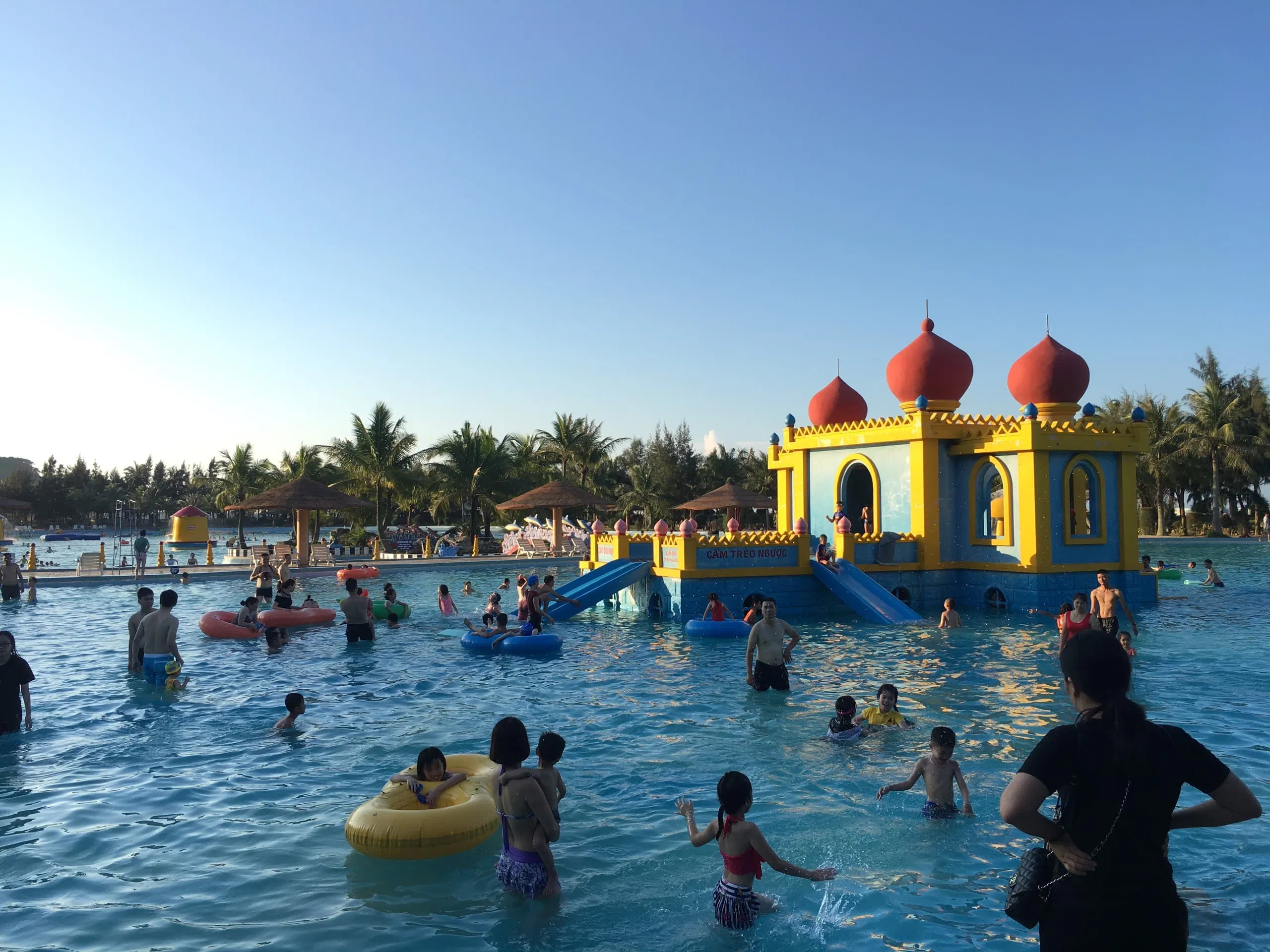 Quang cảnh hồ tạo sóng tại Hòn Dấu Resort Quang cảnh hồ tạo sóng tại Hòn Dấu Resort ( nguồn: BlogAnChoi )