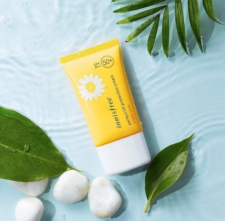 Kem chống nắng Innisfree thích hợp cho các nàng da dầu, mụn. (nguồn ảnh: internet.) Kem chống nắng Innisfree thiết kế với màu sắc tươi mới, bắt mắt. (nguồn ảnh: internet.)