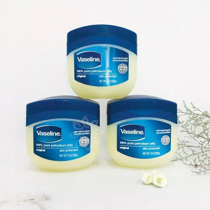 Kem dưỡng ảm vaseline được rất nhiều chị em phụ nữ tin dùng trong việc làm đẹp hiện nay. (nguồn ảnh: internet.) Kem dưỡng ảm vaseline được rất nhiều chị em phụ nữ tin dùng trong việc làm đẹp hiện nay. (nguồn ảnh: internet.)