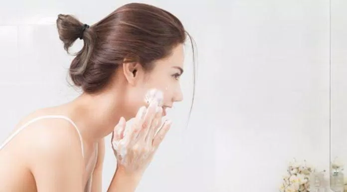 Chọn loại sữa rửa mặt phù hợp với da của bạn để tránh hư hạ da nhé. (nguồn ảnh: internet.)