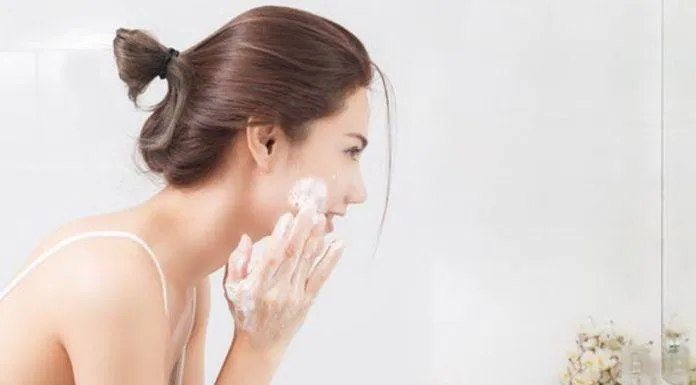 Chọn loại sữa rửa mặt phù hợp với da của bạn để tránh hư hạ da nhé. (nguồn ảnh: internet.) Chọn loại sữa rửa mặt phù hợp với da của bạn để tránh hư hạ da nhé. (nguồn ảnh: internet.)
