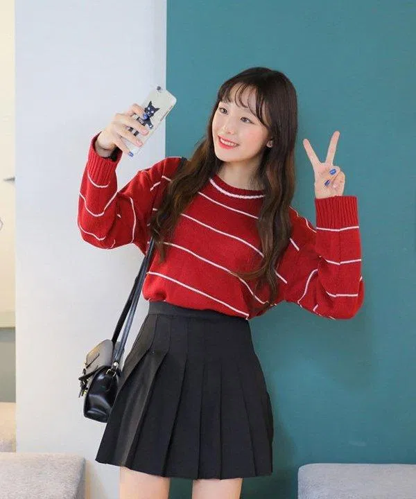 Áo len đỏ tay rộng phối với chân váy xếp li đen cá tính và vẫn rất quyến rũ. (nguồn ảnh: internet.) Áo len đỏ tay rộng phối với chân váy xếp li đen cá tính và vẫn rất quyến rũ. (nguồn ảnh: internet.)