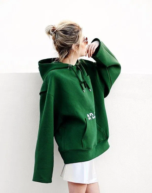 áo hoodie xanh rêu bắt mắt phối cùng chân váy xếp li trắng lại vô cùng thích hợp. (nguồn ảnh: internet.) áo hoodie xanh rêu bắt mắt phối cùng chân váy xếp li trắng lại vô cùng thích hợp. (nguồn ảnh: internet.)