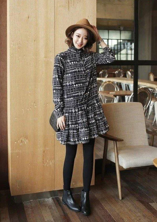 Tất chân là vật không thể thiếu trong mùa đông nếu các nàng muốn mặc váy. (Nguồn: Internet)