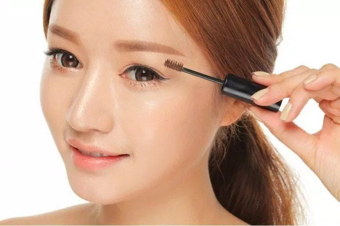 Chải mi là một trong những thói quen tốt mà các nàng nên áp dụng để mi nhanh cong và dài nha. (nguồn ảnh: internet.) Chải mi là một trong những thói quen tốt mà các nàng nên áp dụng để mi nhanh cong và dài nha. (nguồn ảnh: internet.)