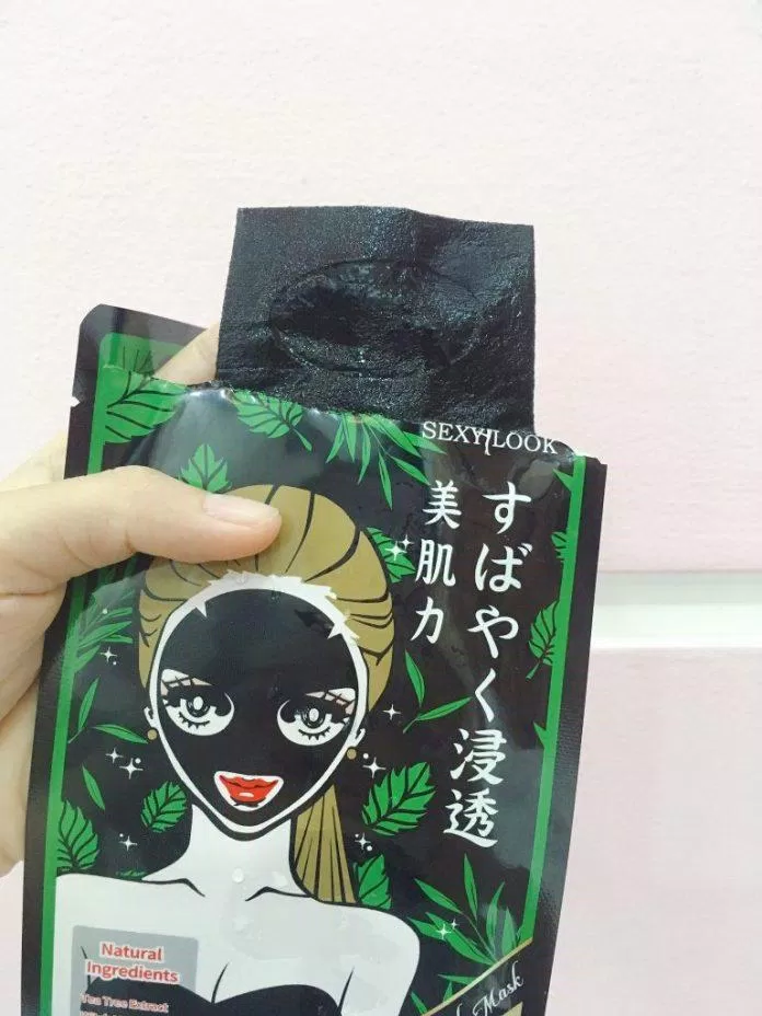 Chất liệu của SEXYLOOK Tea Tree Anti Blemish Black Facial Mask rất dai và an toàn
