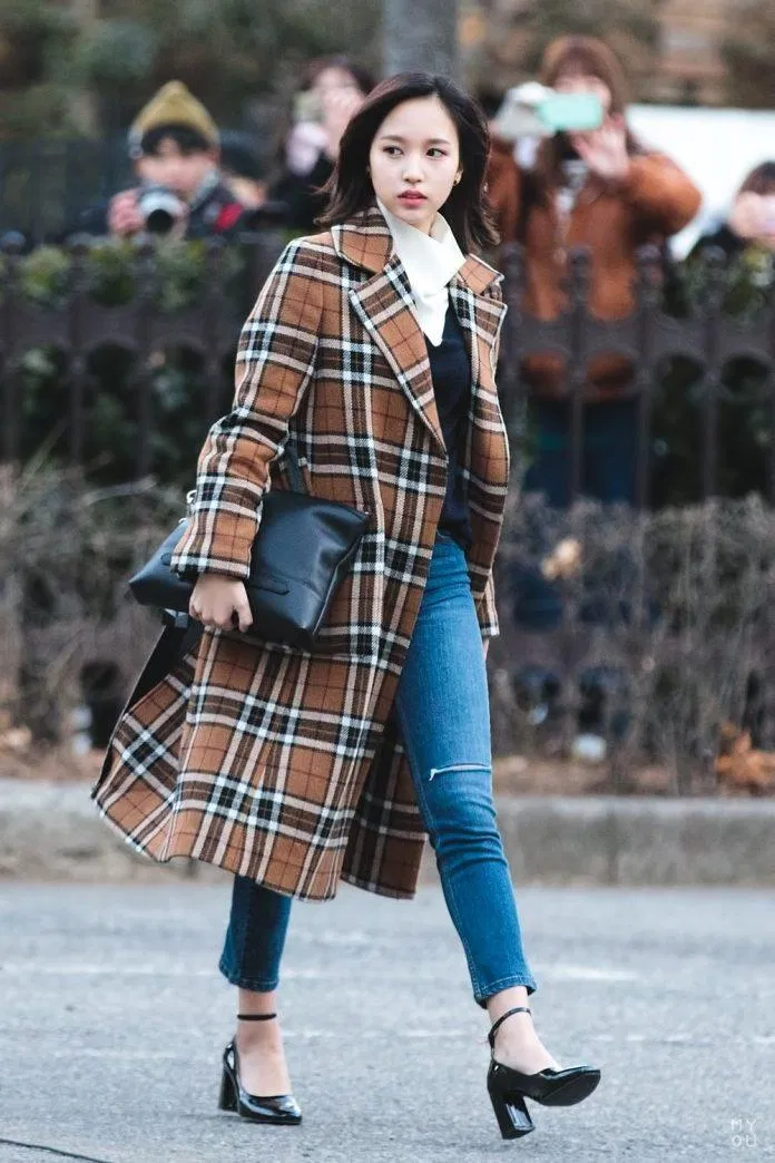 Áo khoác dài kết hợp với quần jean khiến bạn trông sang chảnh hơn nhiều