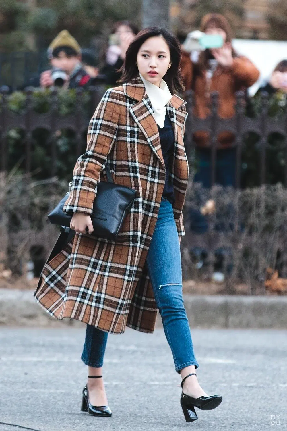 Áo khoác dài kết hợp với quần jean khiến bạn trông sang chảnh hơn nhiều