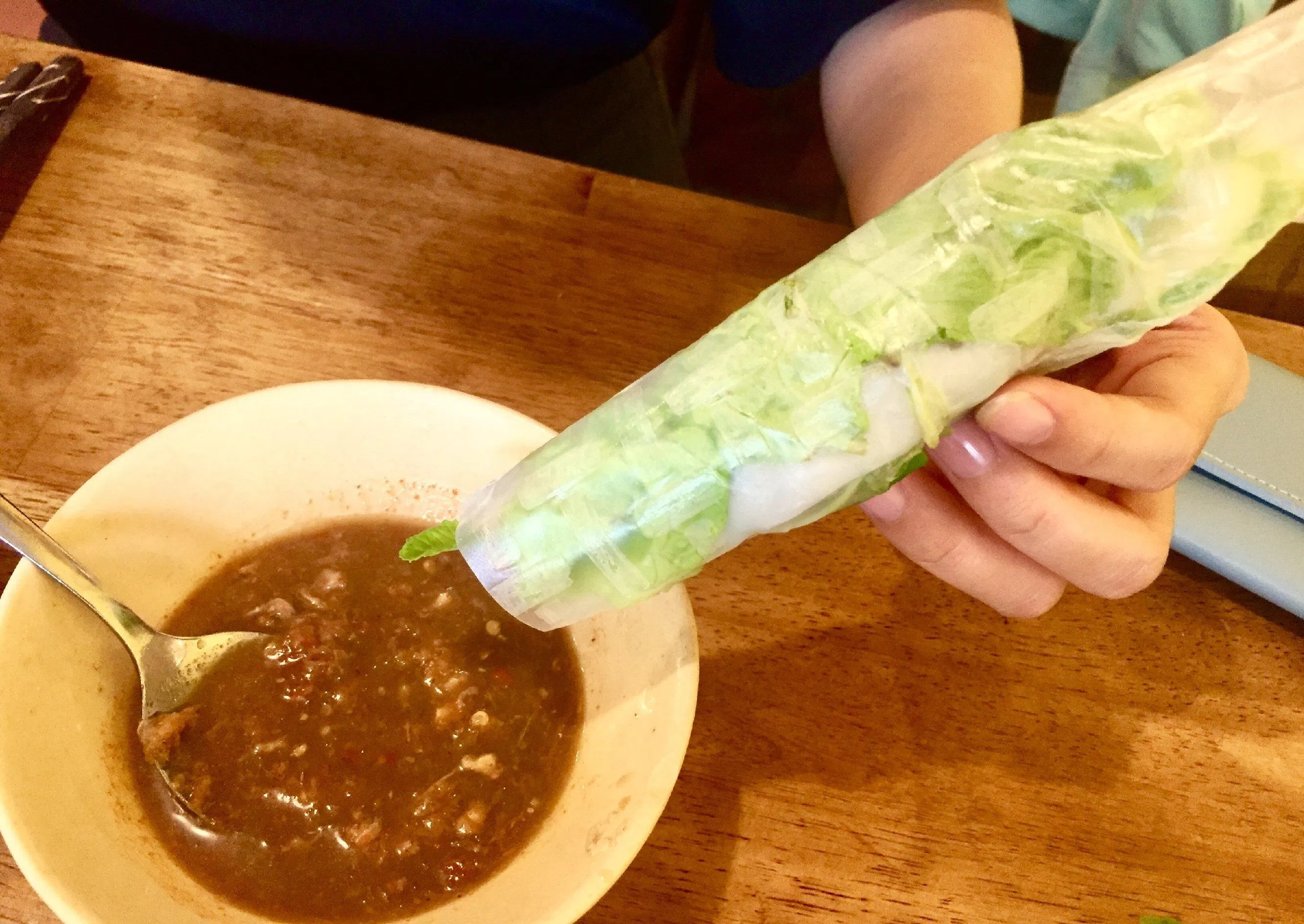 Cuốn bắp bò, rau, phở vào và chấm mắm nêm thưởng thức nào (Ảnh: BlogAnChoi)