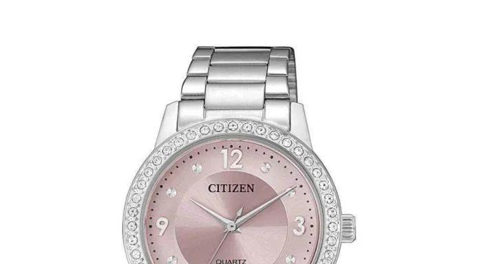 Citizen EI3090-81X là sự kết hợp chất liệu dây thép cao cấp và mặt đồng hồ màu hồng nhẹ nhàng, nữ tính. (Nguồn: Internet).
