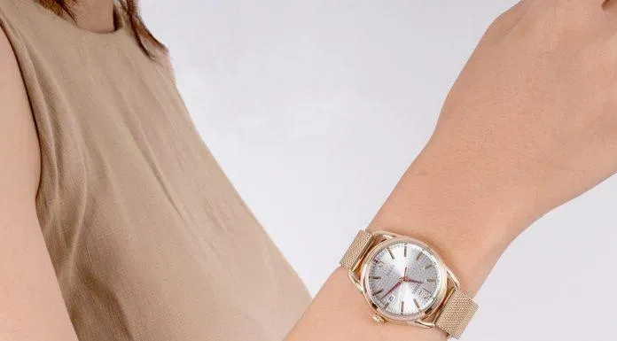 Citizen FE6089 84A với dây đeo bó sát cổ tay tuyệt đẹp. (Nguồn: internet).