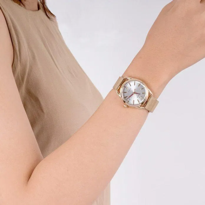 Citizen FE6089 84A với dây đeo bó sát cổ tay tuyệt đẹp. (Nguồn: internet).